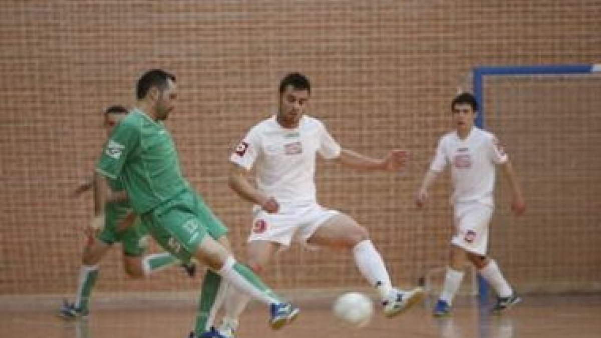 El jugador de Puertas Deyma Omar, a la derecha, corta el centro del orensano Carballo