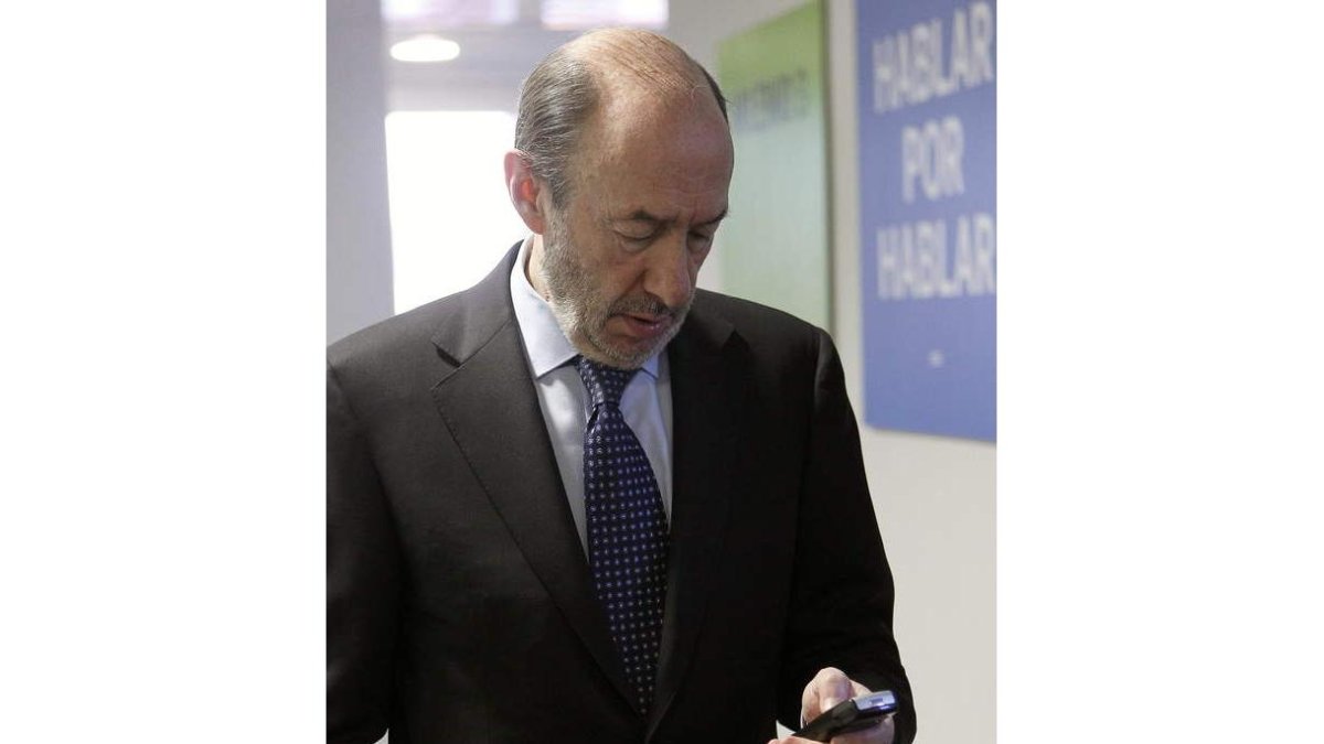 Los candidatos a la Secretaría General del PSOE, Alfredo Pérez Rubalcaba y Carme Chacón.