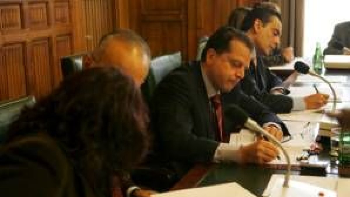 El alcalde, Mario Amilivia, presidió ayer el pleno extraordinario