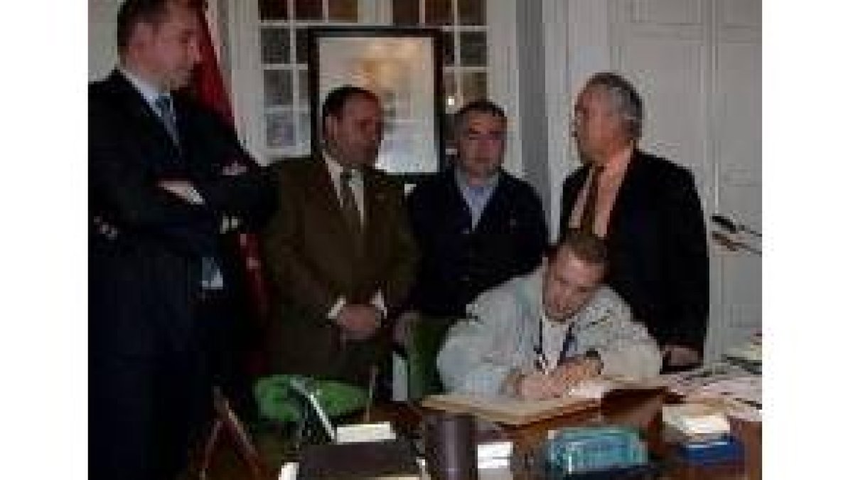 El técnico del equipo firma en el libro de visitas del centro regional