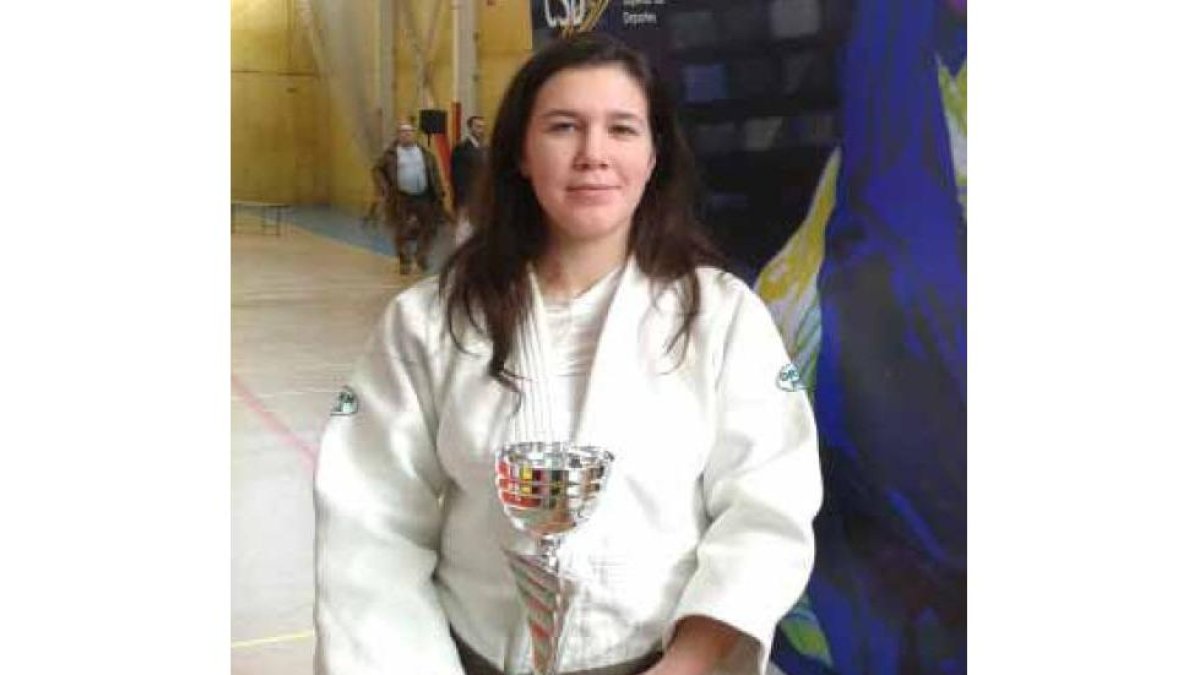 Eszter Vanda, con el trofeo como subcampeona.