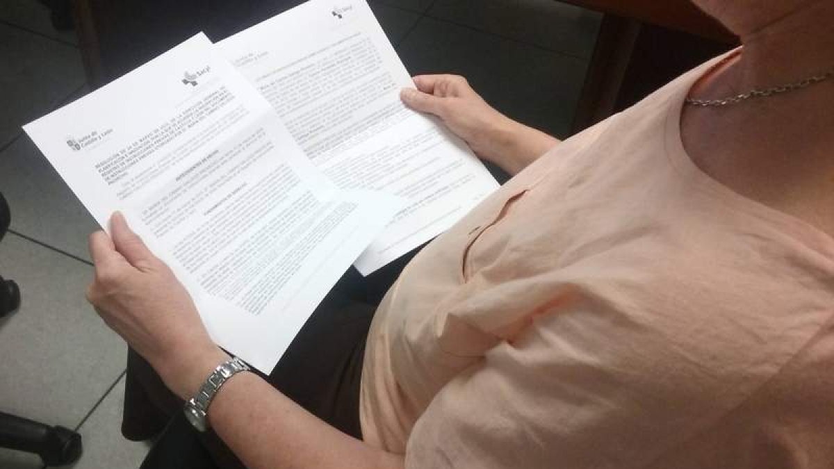 Una mujer con un testamento en una imagen de archivo. DL
