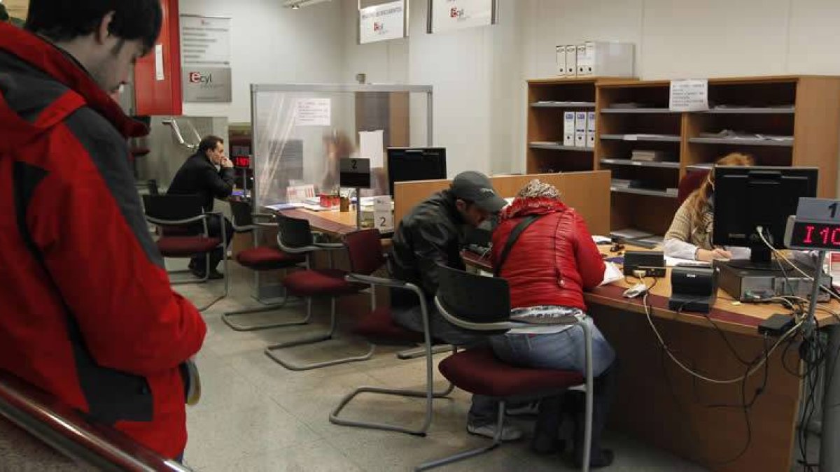 Varias personas, en una oficina de desempleo leonesa