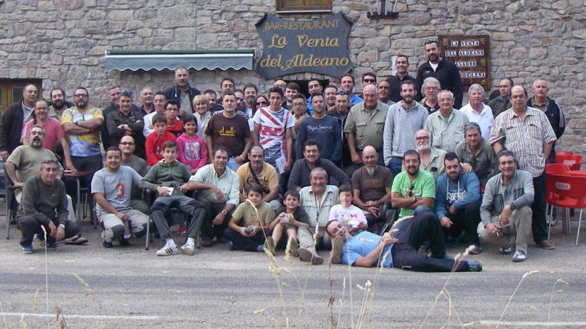 Los participantes de Locos por la pesca en una de sus habituales reuniones para hablar de su afición. PEDRO VIZCAY