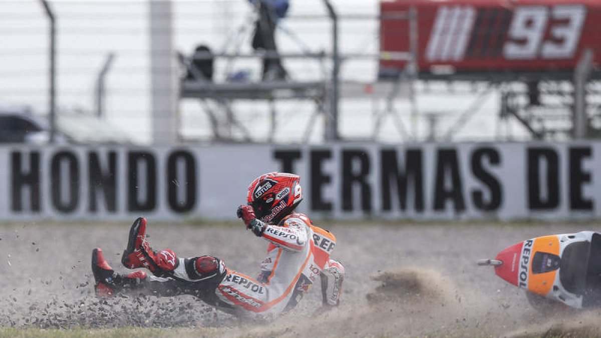 Márquez, que logró la pole, sufrió una caída durante la clasificación. DAVID FERNÁNDEZ