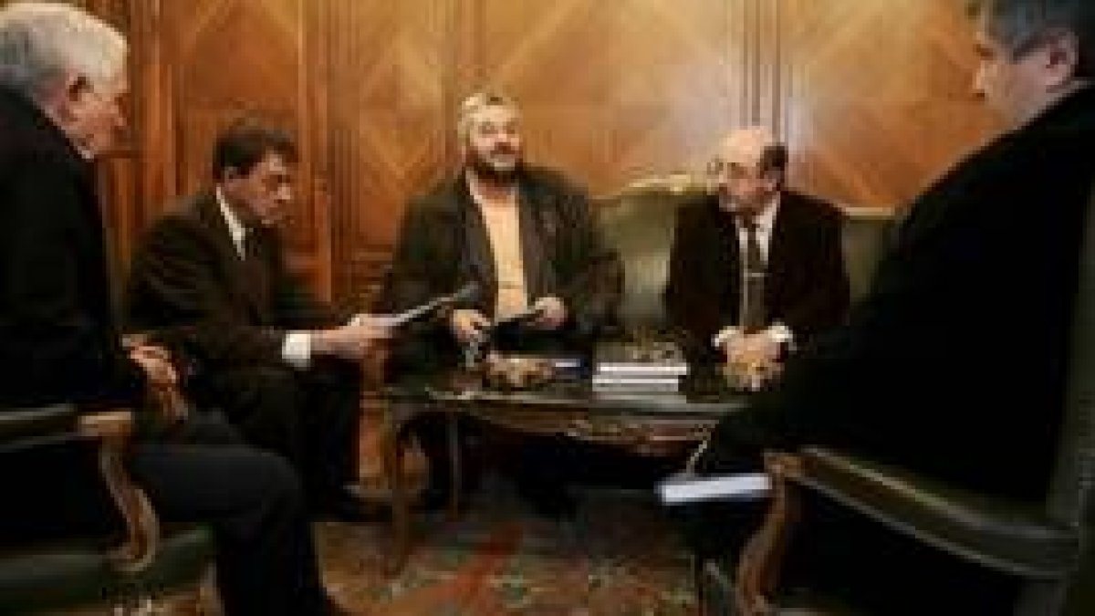 García-Prieto, segundo por la izquierda, dialoga con los miembros de la cofradía