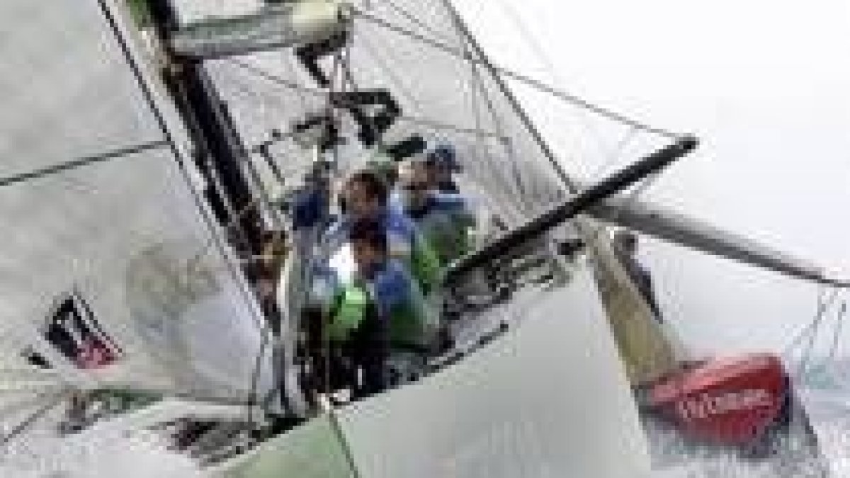 Momento en el que el barco español enseña la popa a su rival neozelandés en las semifinales