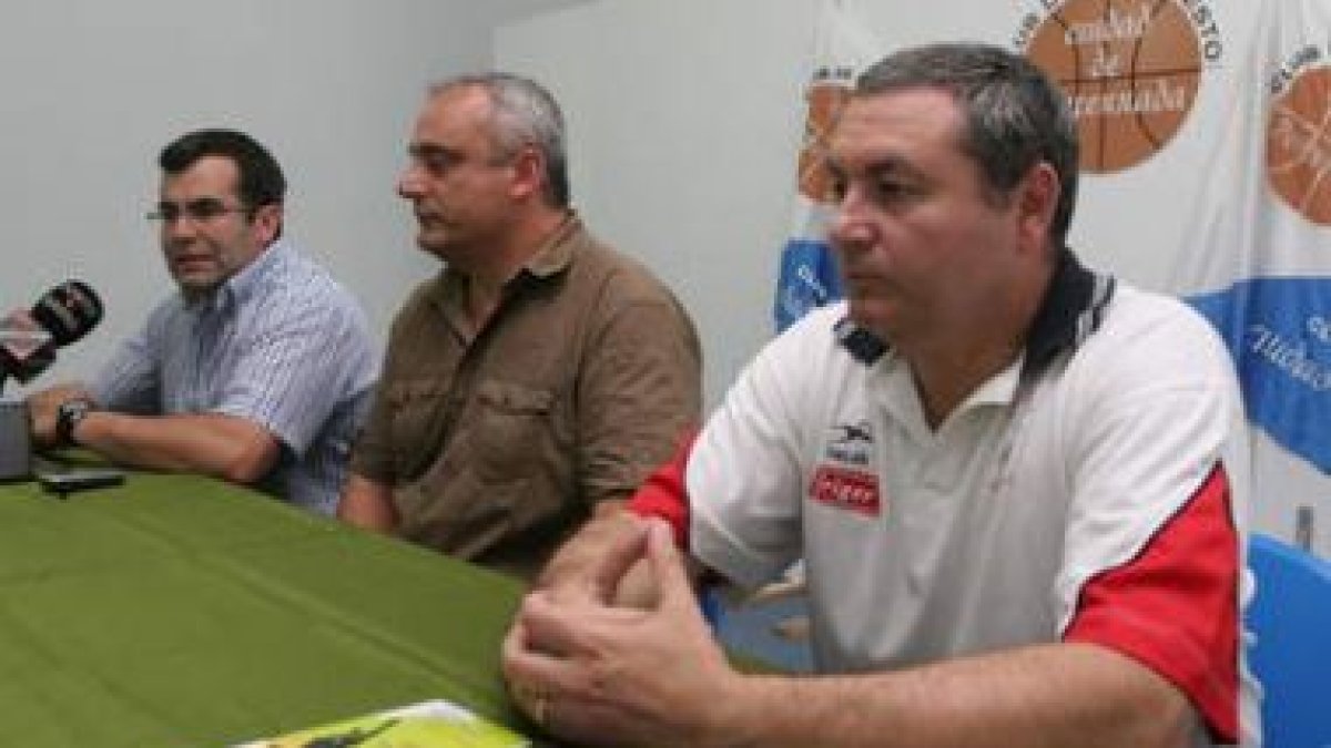 Cordón, a la derecha, durante su presentación.
