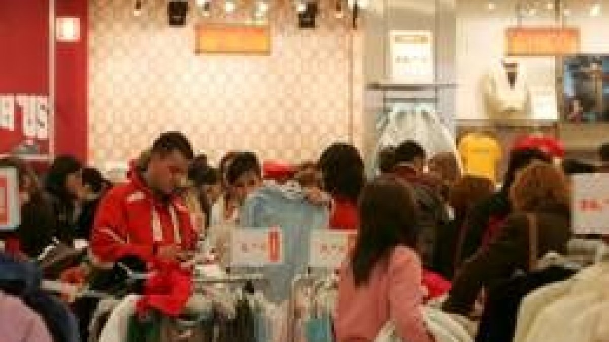 Aglomeraciones y colas son habituales en estos días en las tiendas