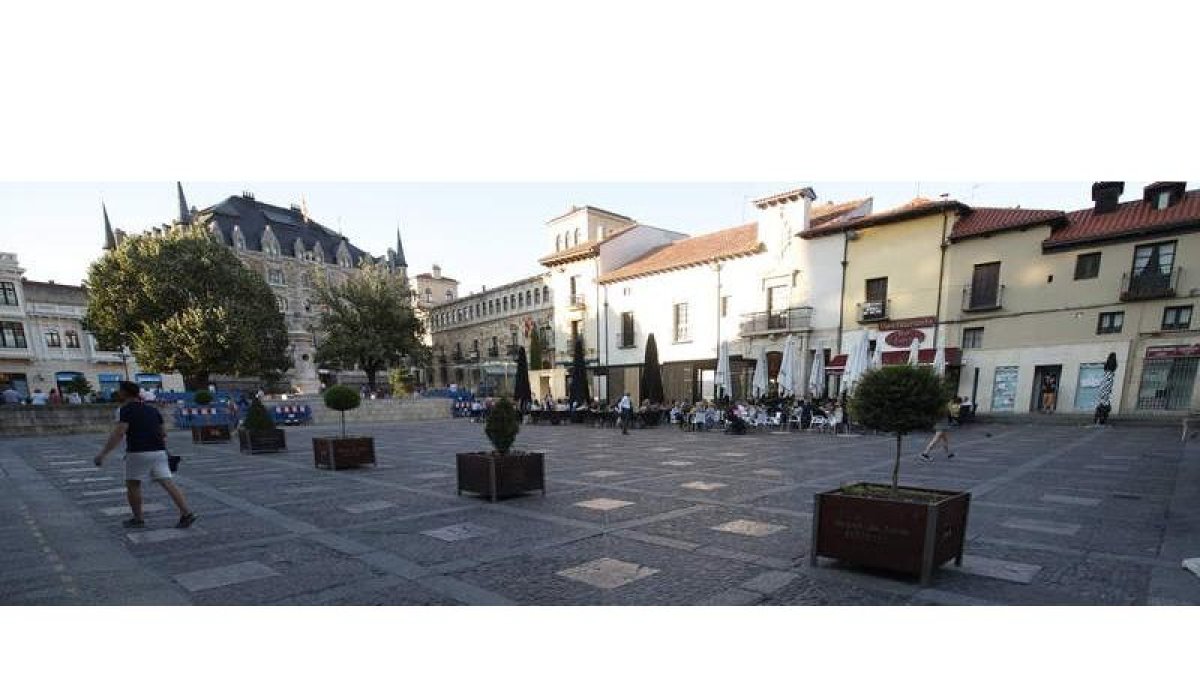 La reforma integral de la plaza de San Marcelo prevista por el gobierno de Diez queda por el momento en suspenso. RAMIRO