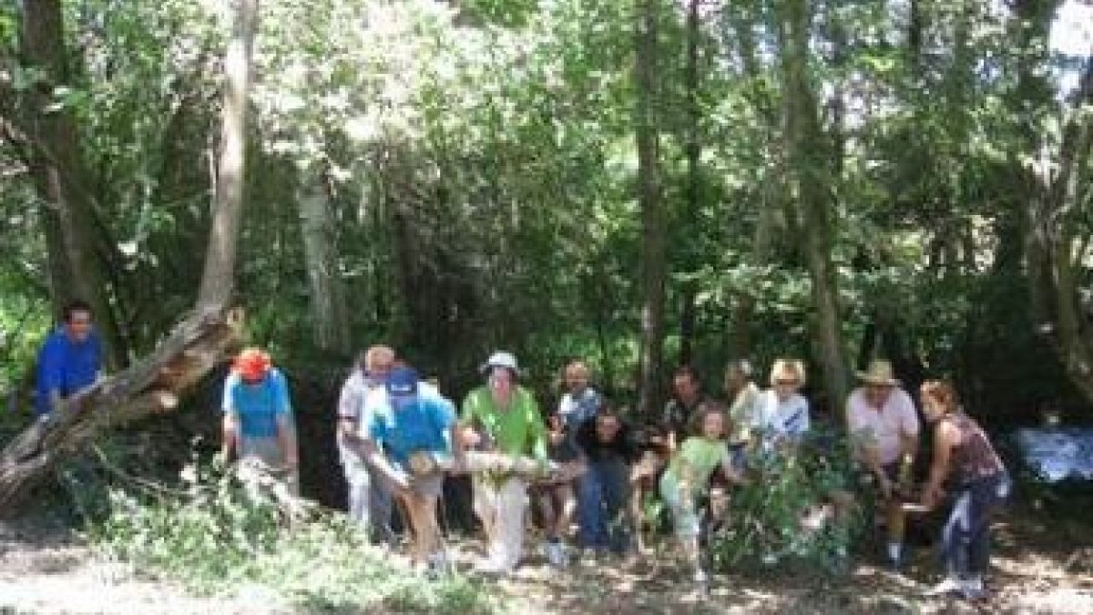 Un grupo de participantes en la limpieza de la fuente del Caño durante los trabajos.