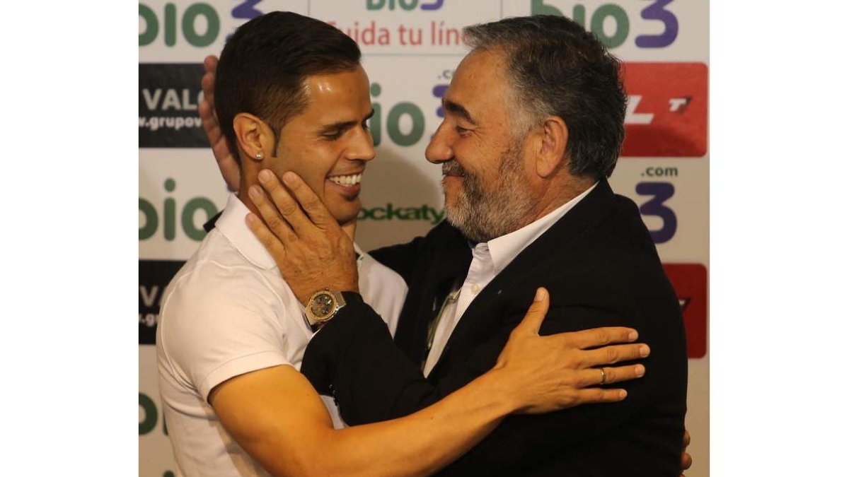 El abrazo entre Acorán y Silvano ha colmado de satisfacción a la afición blanquiazul