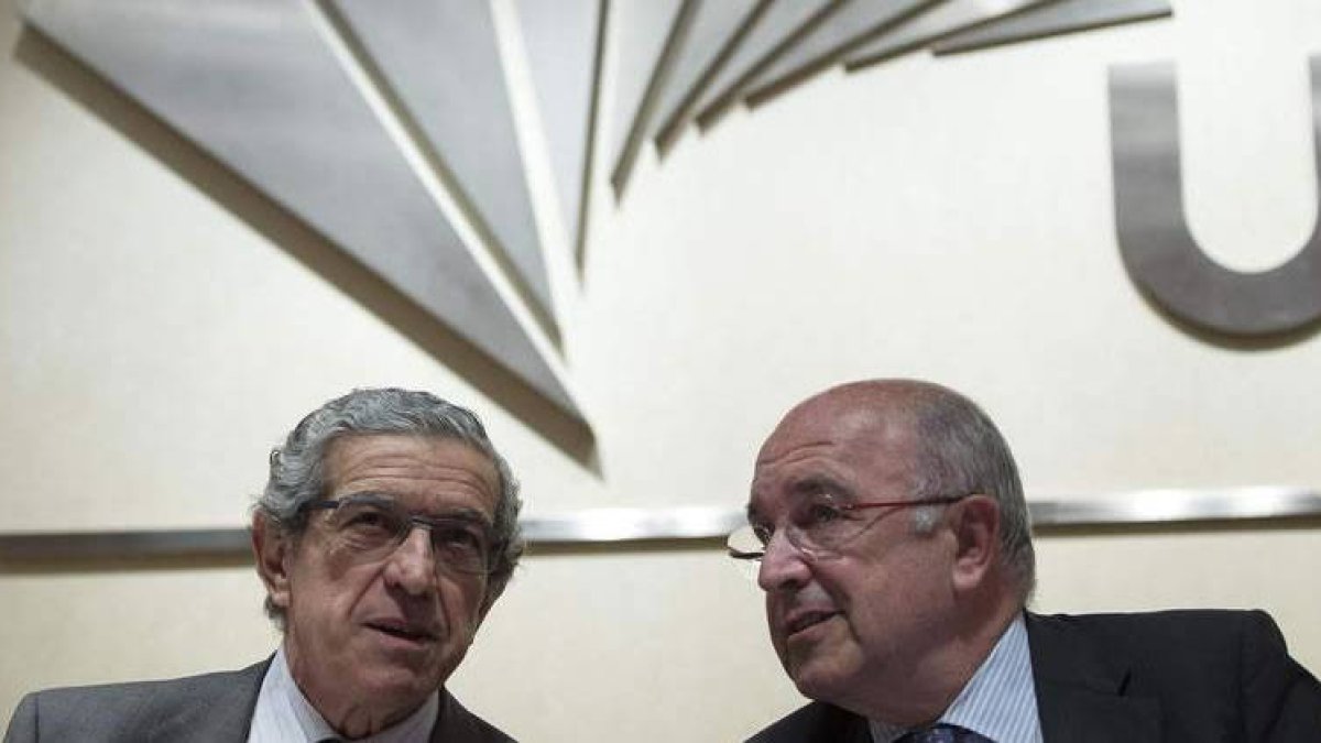 Braulio Medel y Joaquín Almunia, en un momento del foro organizado por Unicaja.