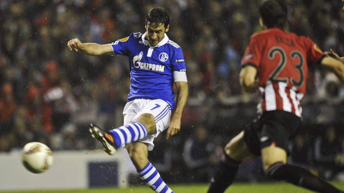 Raúl lanza a la portería del Athletic lo que supuso el segundo gol del Schalke en San Mamés.