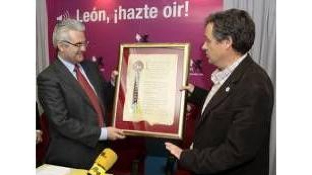 Alfredo Belda, junto a Luis Arias, en la entrega del reconocimiento