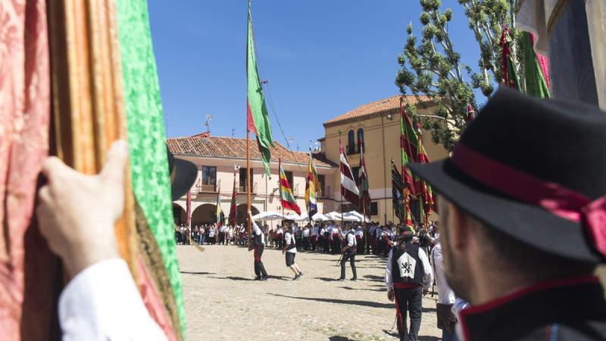 Estampa de la fiesta por la reapertura del Grano donde hubo pendones y bailes regionales en la plaza más leonesa, como ensalzó Máximo Cayón.  F. OTERO PERANDONES / ICAL