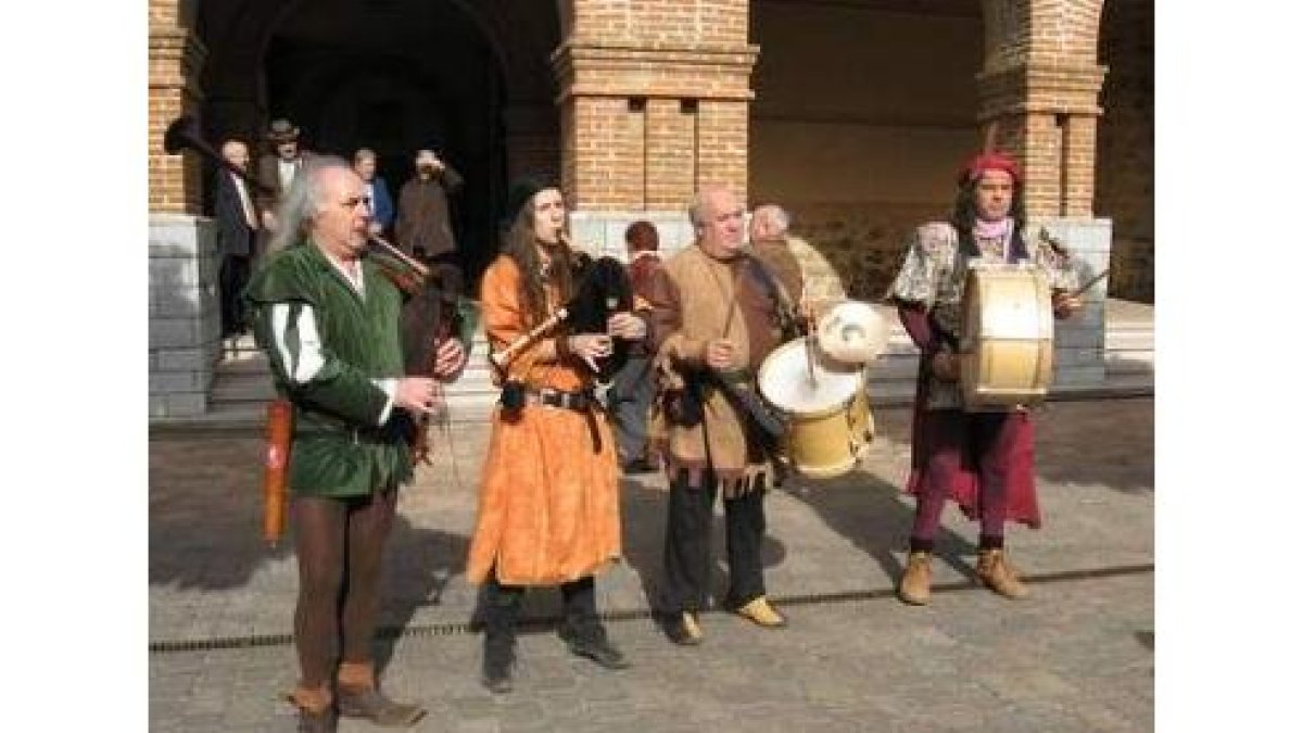 El público se animó a participar en la degustación de la tapa de ajo.