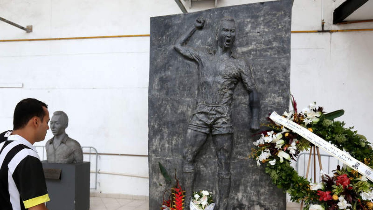 Los aficionados brasileños continúan brindándole un último homenaje a Pelé. GUILHERME DIONIZIO