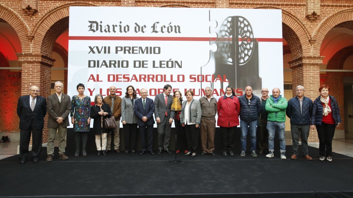 Foto de familia con los galardonados y las autoridades. RAMIRO