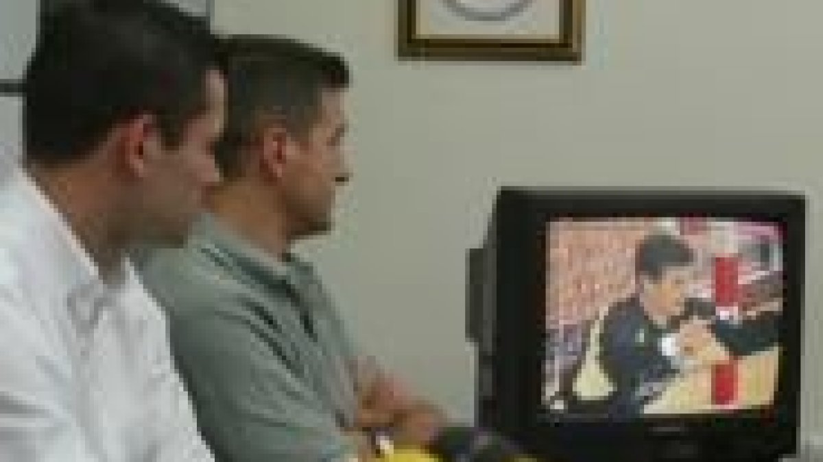 Jorge Martínez observa el vídeo resumen de sus mejores acciones