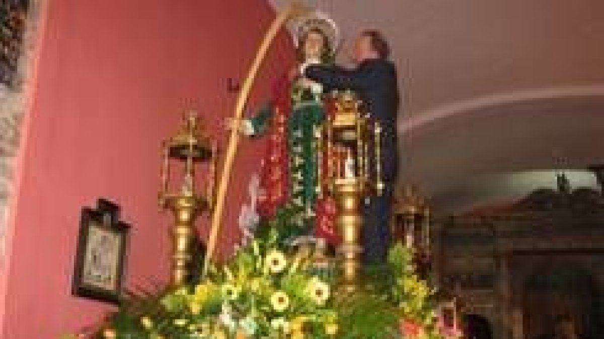 Enrique Tejerina, de la cofradía de Las Palmas, impone la medalla al san Juan de la Vera Cruz