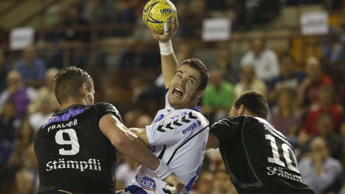 Rodrigo Pérez, con la elástica del Ademar y enfrentándose al Bern Muri en la Copa EHF.