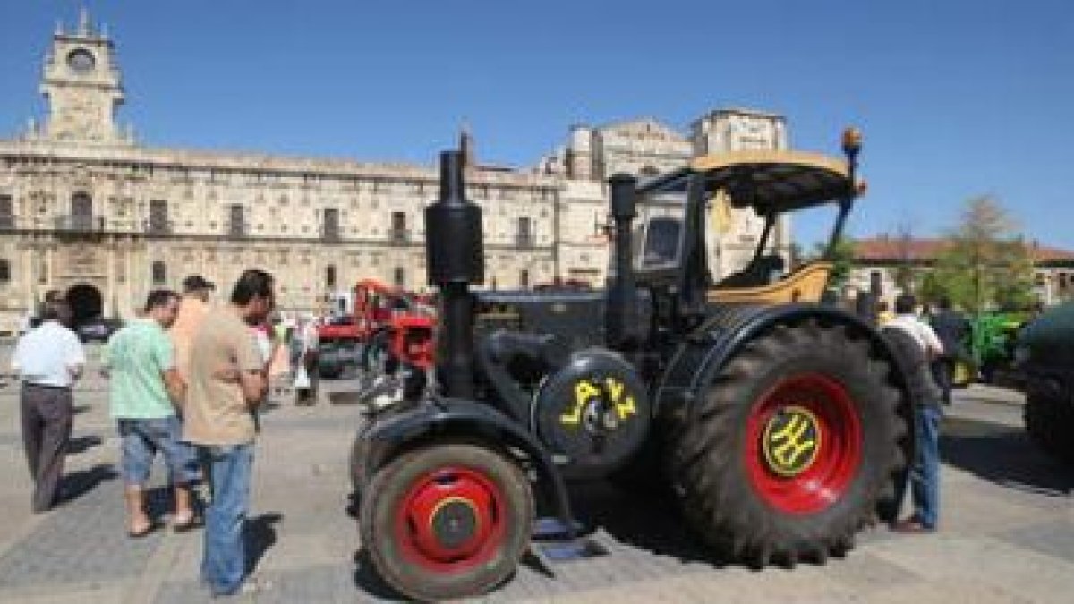 Los tractores permanecieron todo el día expuestos en la plaza de San Marcos antes de reemprender el