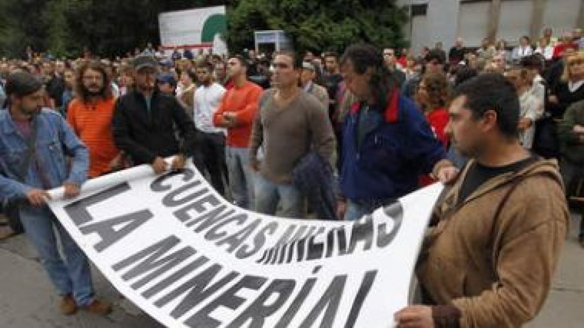 Mineros en la manifestación de ayer en Villablino portando una pancarta reivindicativa.