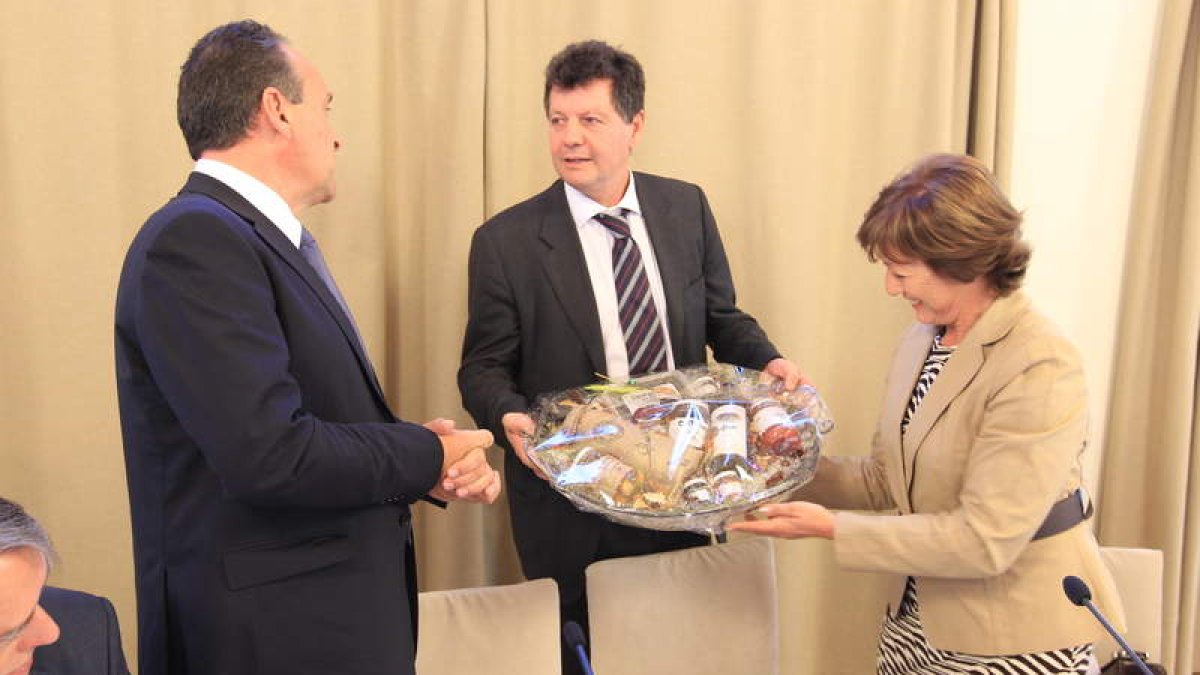 Alfonso Arias y Conchi López entregando a Alfonso Rojo una cesta con productos típicos del Bierzo, uno de los tres regalos.