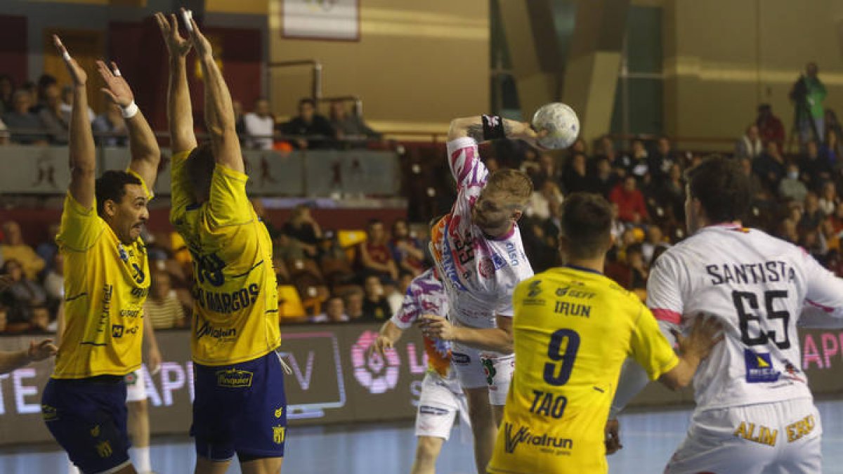 Virbauskas fue e mejor del Ademar en el triunfo sobre Bidasoa. FERNANDO OTERO