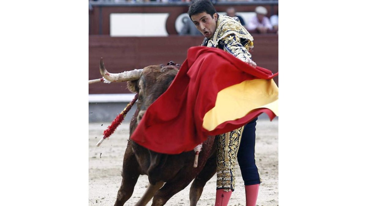 El diestro leonés Javier Castaño torea al natural a su primer toro.