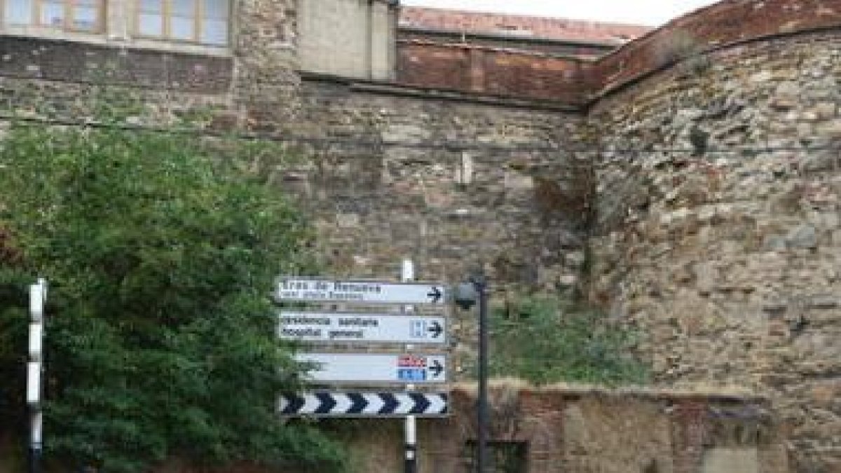En la foto de la izquierda se aprecian los restos de la construcción adosada a la muralla que ayer f