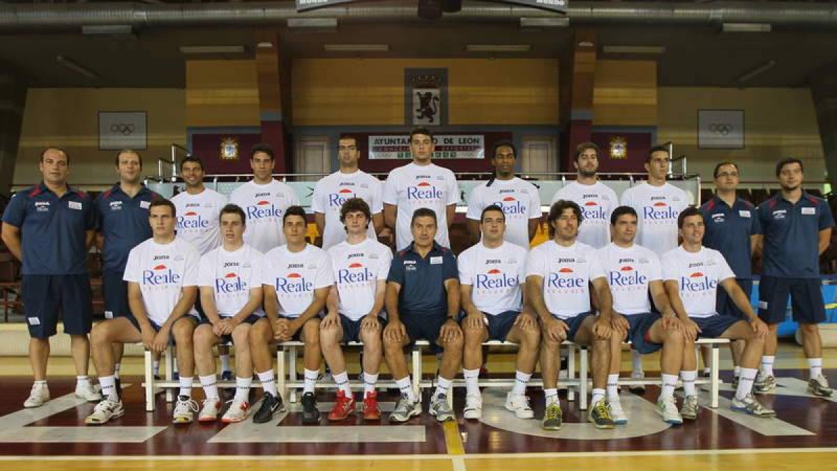 Cadenas dirigió ayer el primer entrenamiento del Ademar en su regreso al club leonés.