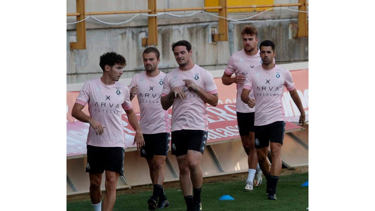 Los jugadores culturalistas, durante una sesión de preparación para su debut en Primera RFEF. RAMIRO