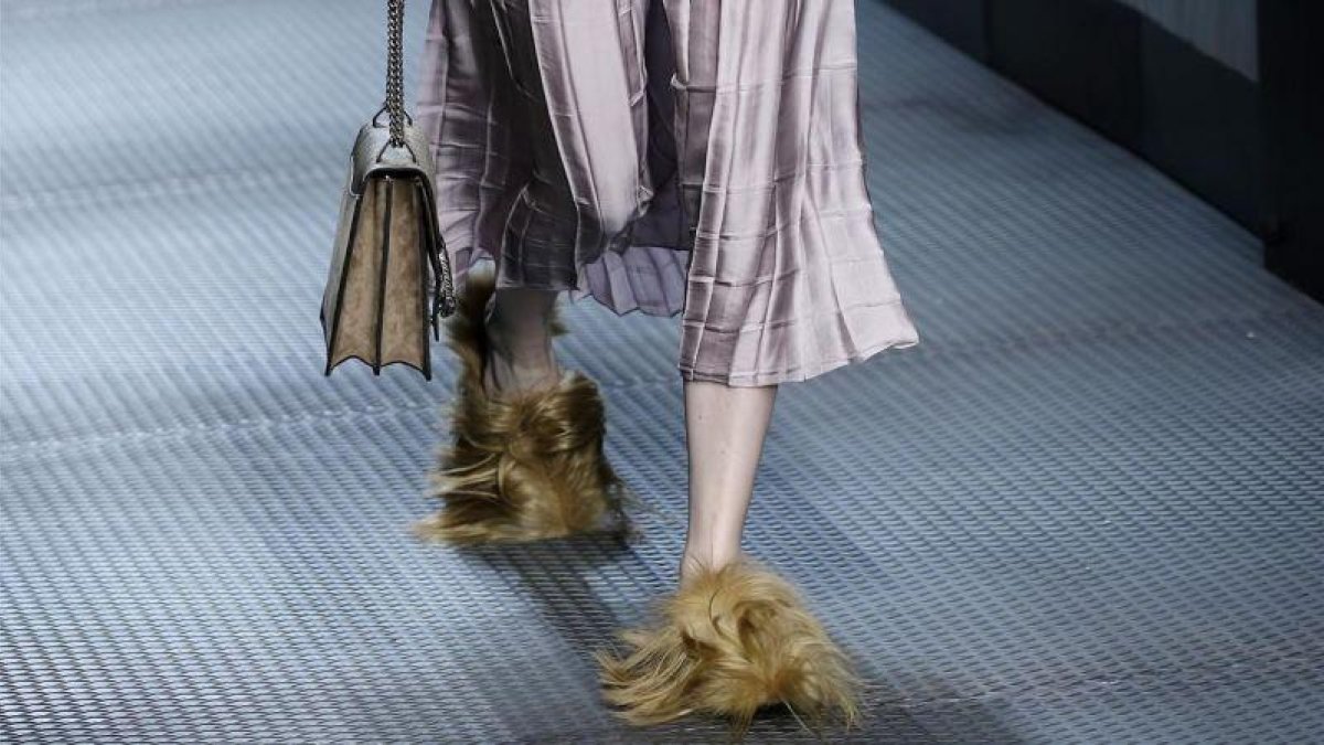 Una modelo con prendas de piel de Gucci.