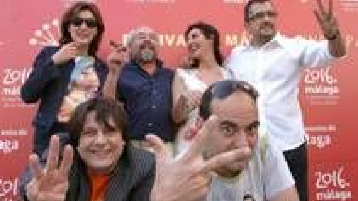 Corbacho y Juan Cruz, los directores, en primer término; detrás, actores y productores