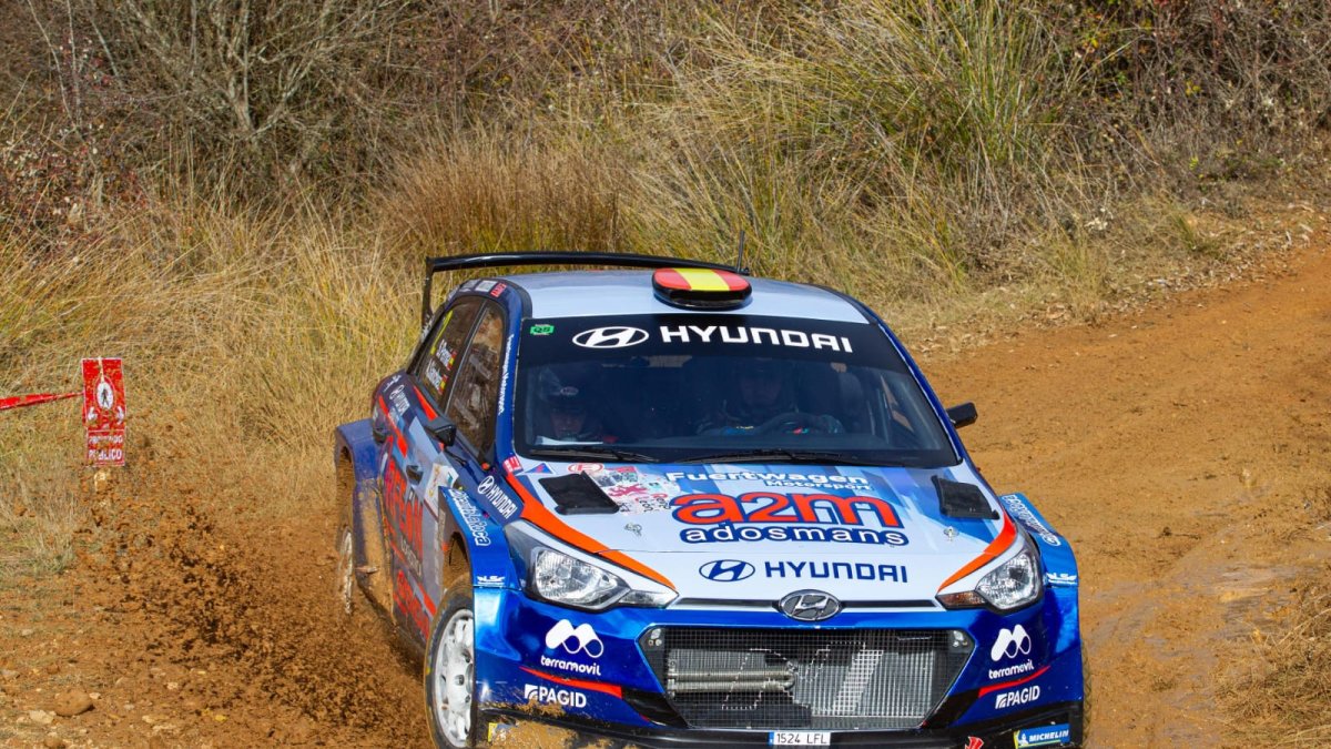 La copiloto Alba Sánchez y el piloto Surhayen Pernia en un momento del Rallye Reino de León. HYUNDAI