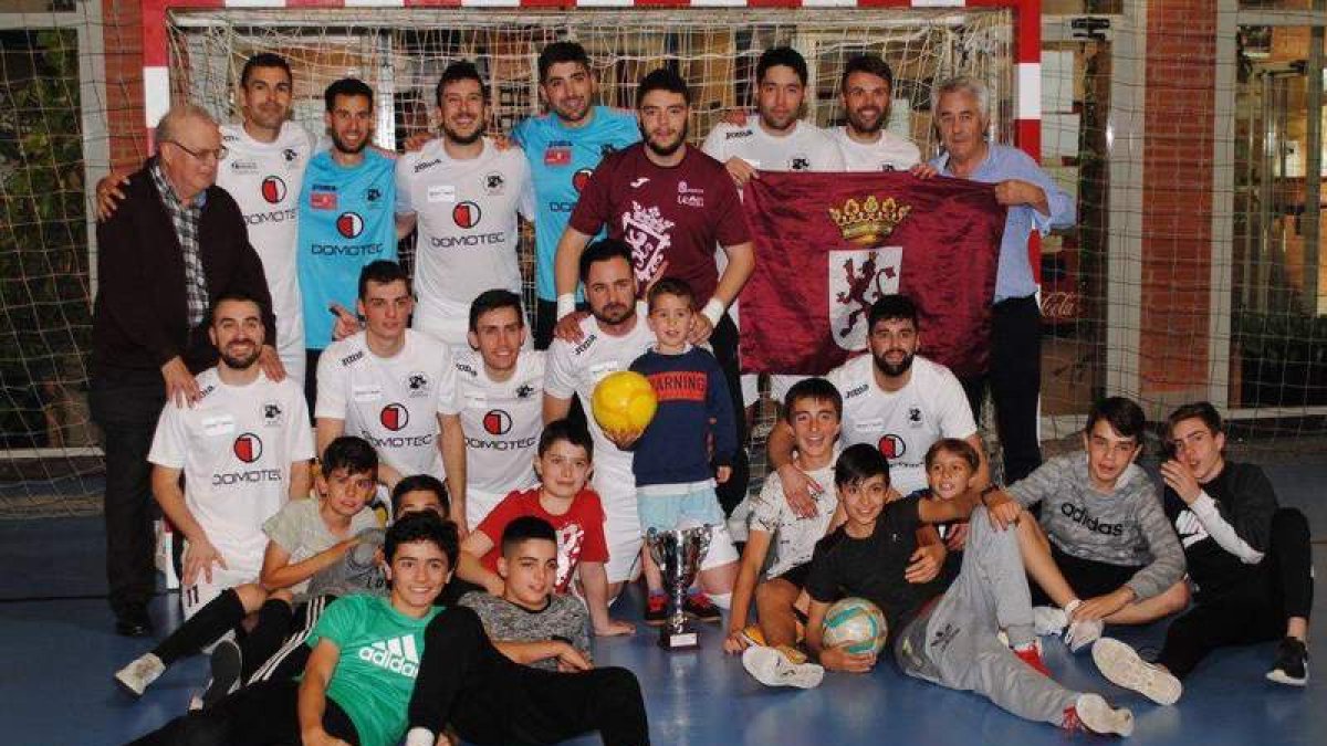 La selección de León posa al término del campeonato con el trofeo de campeón. DL