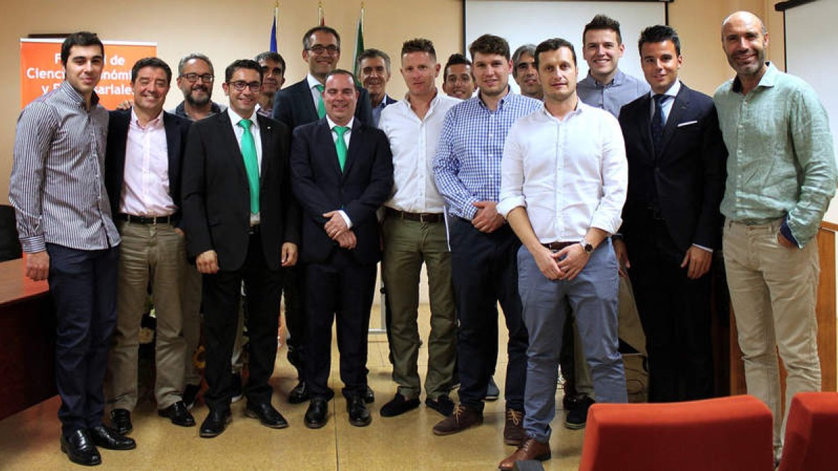 Alumnos y profesores, después de la presentación. DL