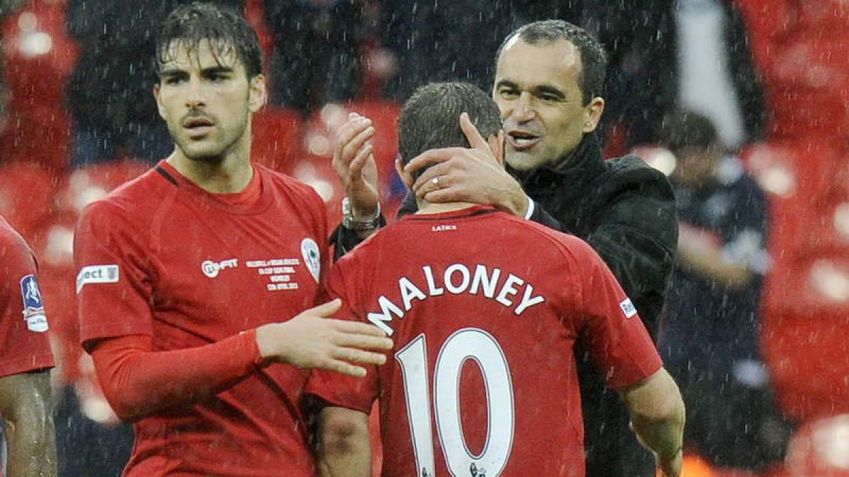 El técnico del Wigan, Roberto Martínez, celebra con Maloney el 2-0 ante el Millwall.