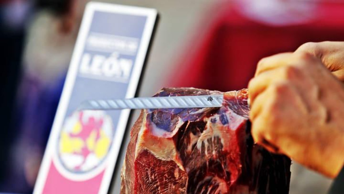 Cortador de cecina en un acto institucional.