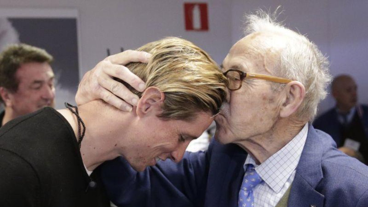 Manuel Briñas (d) saluda a Fernando Torres durante un acto en 2016.