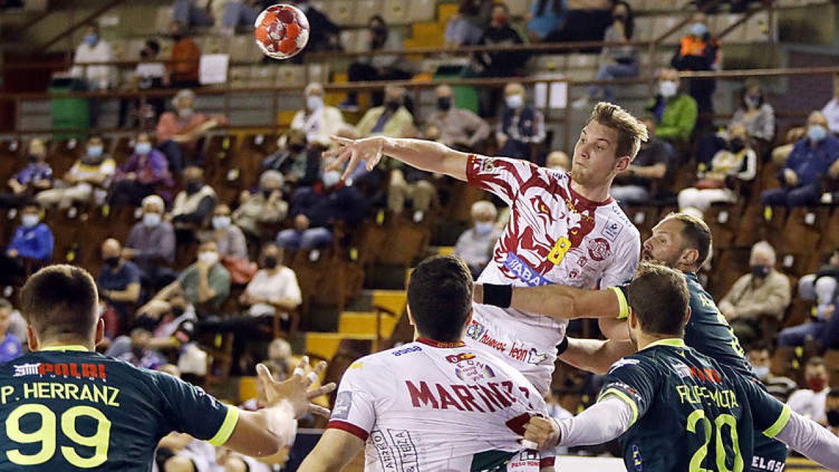 Tin Lucin completó un buen partido frente al Balonmano Nava aunque Cadenas no contó con él como director de juego titular. MARCIANO PÉREZ