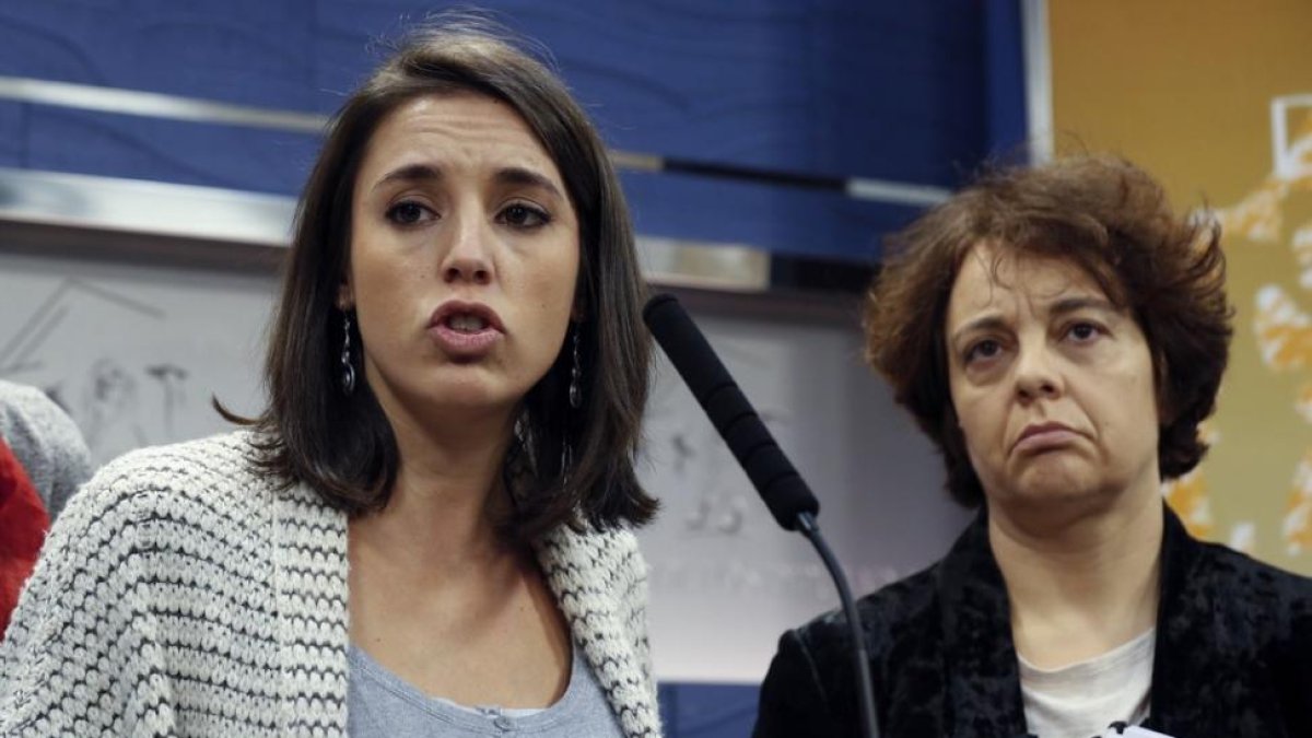 La portavoz de Podemos en el Congreso Irene Montero y la diputada de la formacion Gloria Elizo durante una rueda de prensa en el Congreso.
