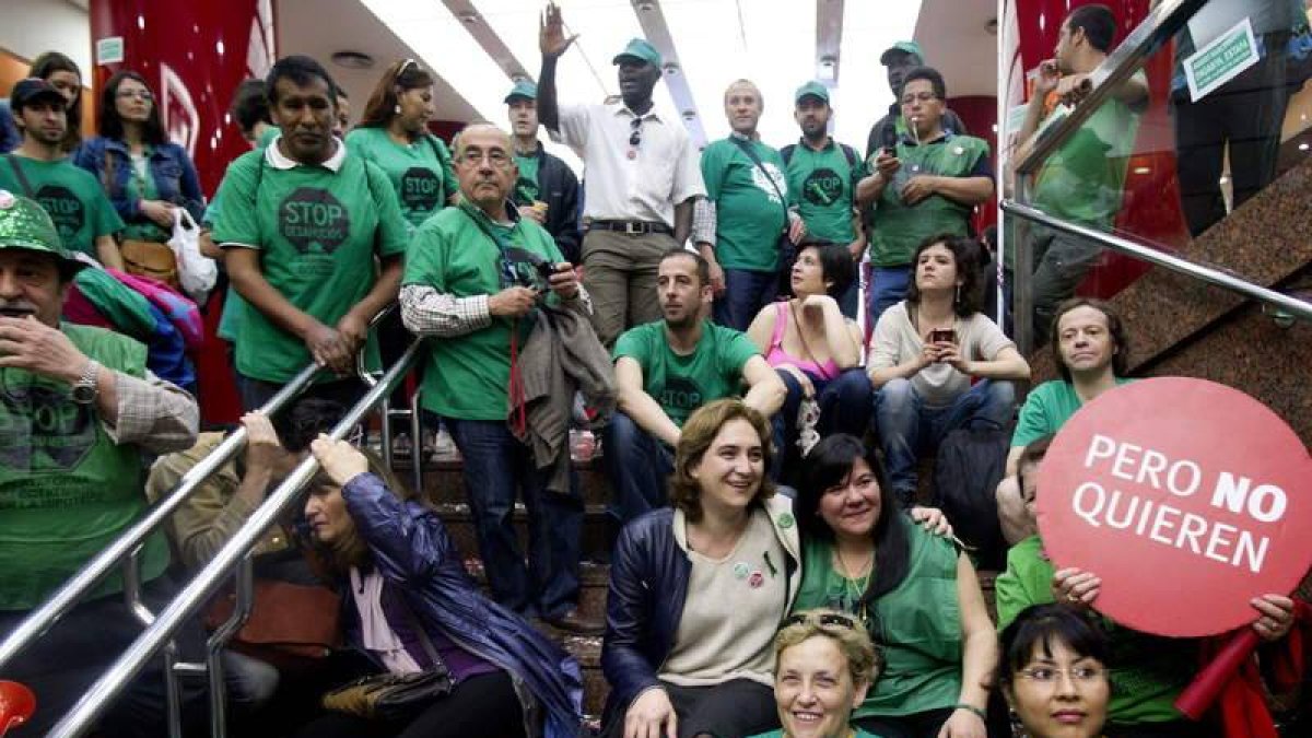Ada Colau, en el centro, con algunos miembros de la PAH.