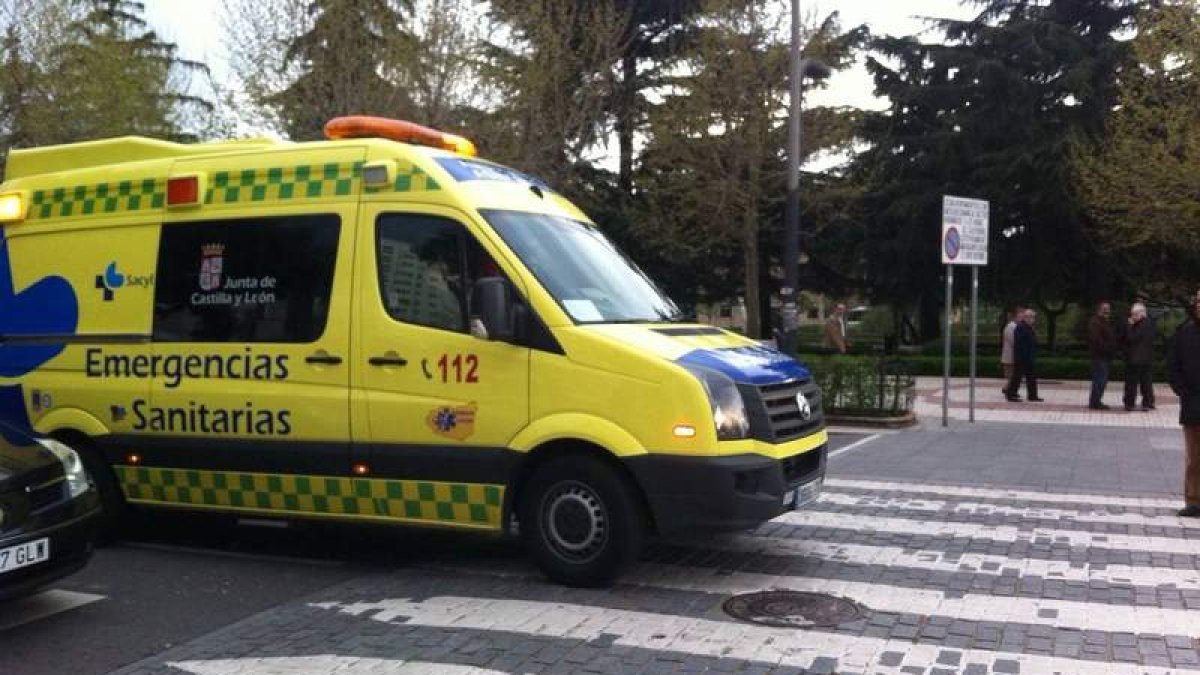 La ambulancia que asistió a la víctima se la lleva camino del Hospital.