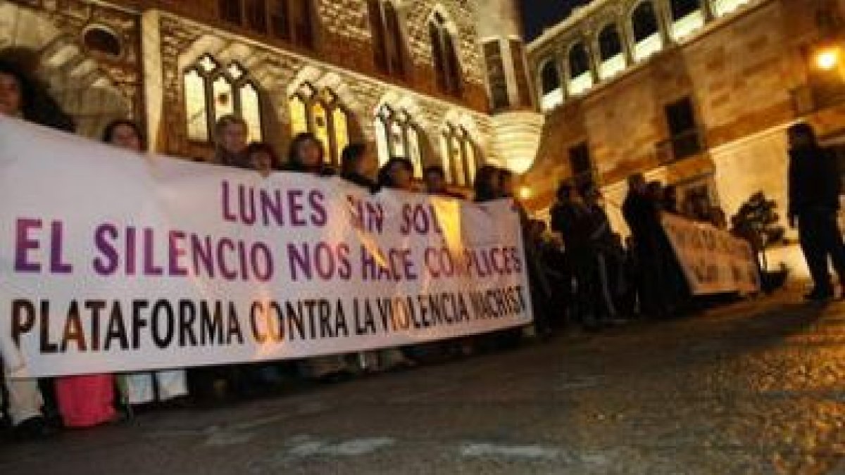 Imagen de archivo de una de las concentraciones de los Lunes sin Sol frente a Botines