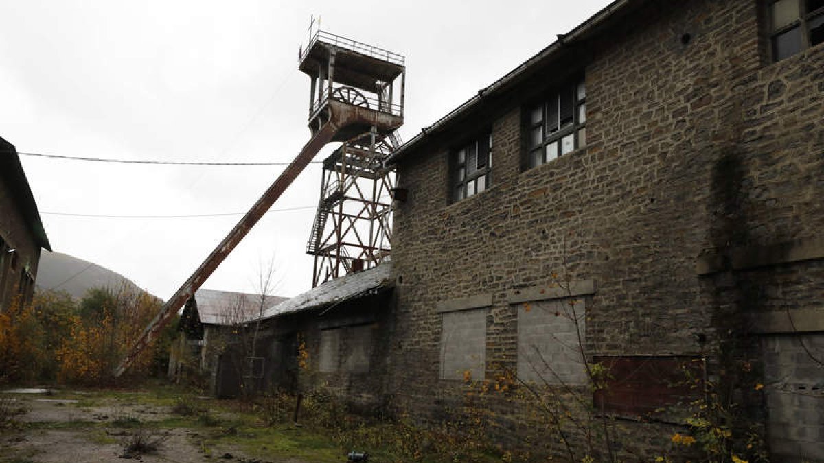 Instalaciones abandonadas del Pozo María, en Caboalles de Abajo. MARCIANO PÉREZ