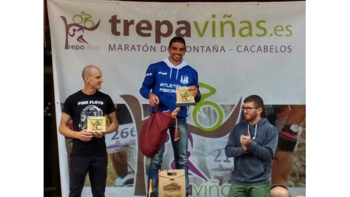 Mediavilla, en lo alto del podio de la prueba de atletismo. RUBÉN