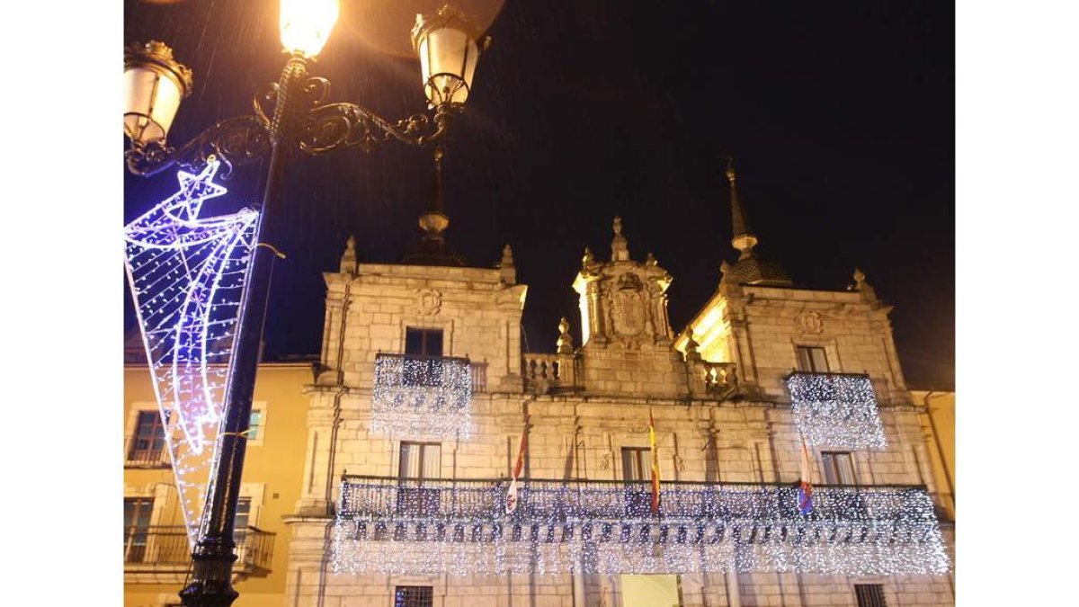 Luces en cascada decoran la fachada del Ayuntamiento.